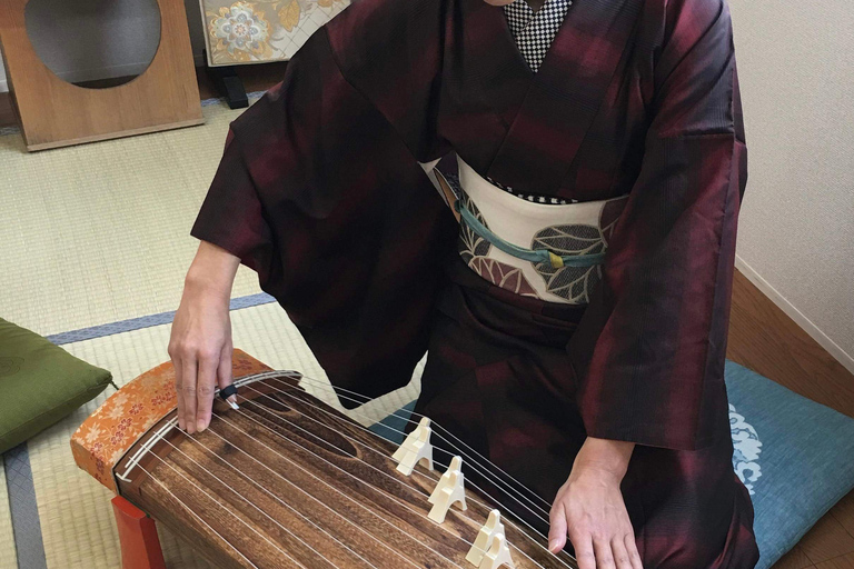 Hiroshima : Koto, Kimono, Séance photo Expérience traditionnelleHiroshima Downtown : Expérience traditionnelle du koto et du kimono