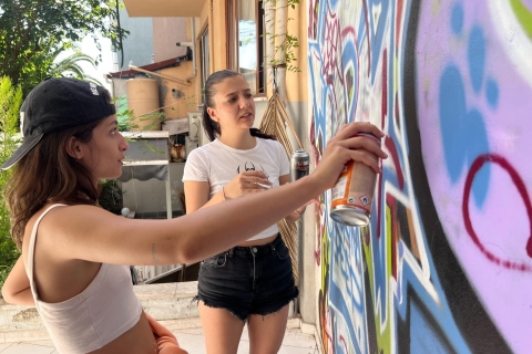 Workshop graffitikunst met de lokale bevolking in een huistuin in Istanbul