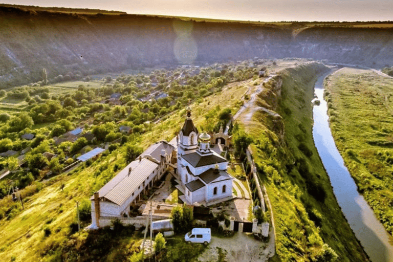 Mołdawia: winnica Cricova, Stary Orhei i klasztor CurchiMołdawia: klasztor Curchi, Orheiul Vechi i winiarnia