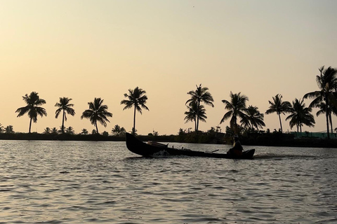 Serenità sull&#039;acqua: Avventure in kayak a Kadamakkudy