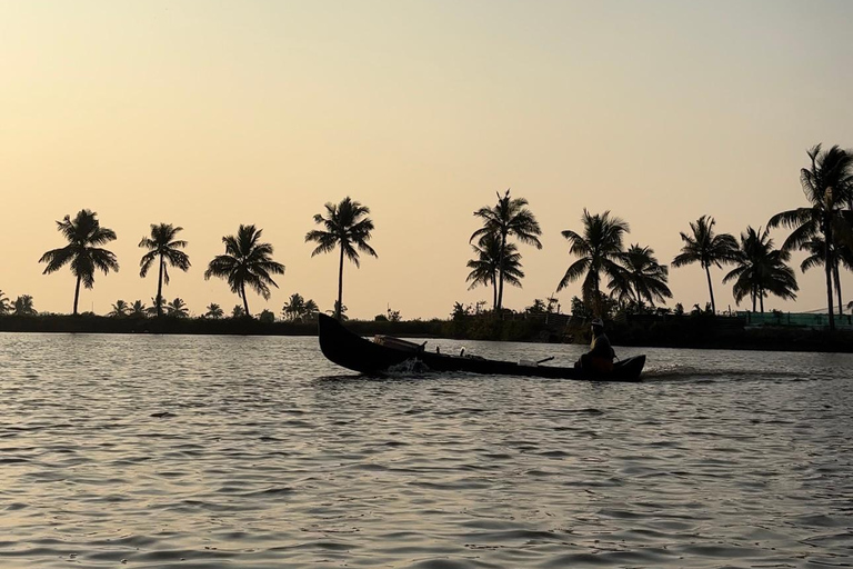 Sereniteit op het water: Kajakavonturen in Kadamakkudy