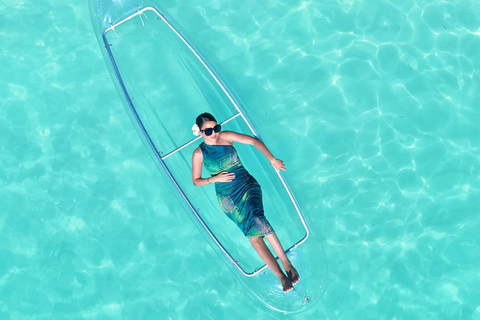 spiaggia di kendwa; un kayak trasparente e trasparenteKayak trasparente con la fotografia del drone