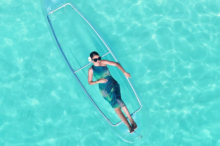 spiaggia di kendwa; un kayak trasparente e trasparenteKayak trasparente con la fotografia del drone