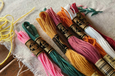 Thessalonique : ateliers de broderie. Une expérience créative de slow craft.Thessalonique : Ateliers de broderie. Une expérience créative d'artisanat lent.