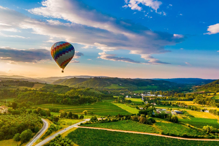 رحلة منطاد الهواء الساخن في توسكانا من منطقة شيانتيرحلة منطاد الهواء الساخن في توسكانا من شيانتي + 