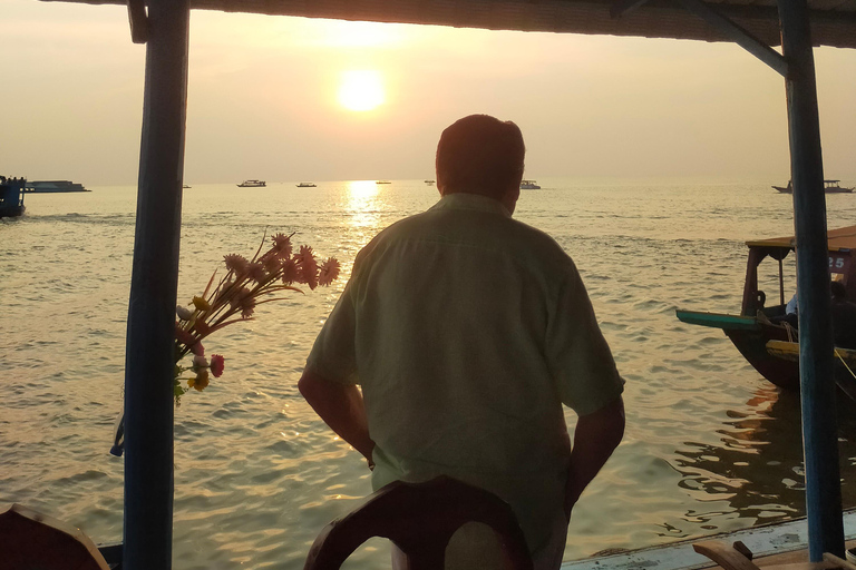 Il tramonto al villaggio galleggiante sul lago gigante