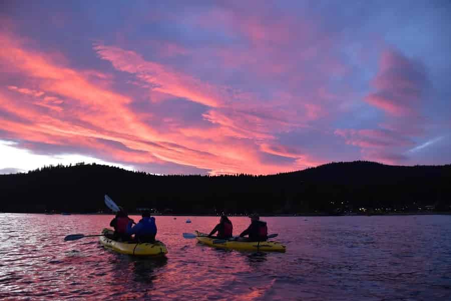 Lake Tahoe Kajaktour bei Sonnenuntergang. Foto: GetYourGuide