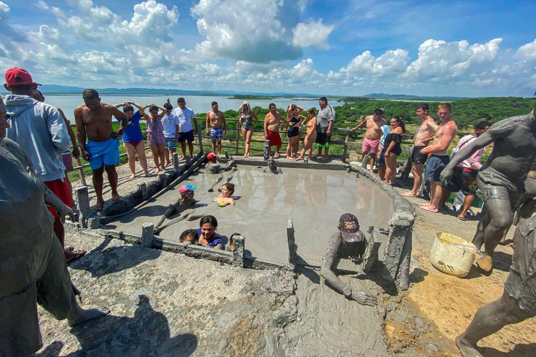 Cartagena: Banho no vulcão de lama e relaxamento na praia e na piscinaCartagena: banhando-se no vulcão de lama e relaxando na praia e na piscina