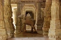 Visite de la journée privée à Kumbhalgarh Fort et Ranakpur Jain Temple - Housity