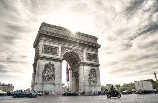Rundgang durch den Arc de Triomphe: Pariser Ausblicke und Macaron-Verkostung