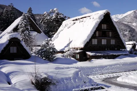 From Osaka or Kyoto: Private Shirakawa-go and Takayama Trip