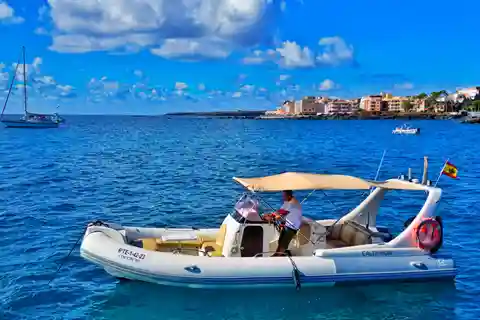 "Seaside Bliss: Boot, Schnorcheln, Sonne, Schlürfen, Snackgenuss"