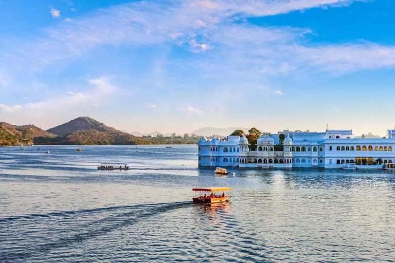 Udaipur: Lake Pichola Boat Ride with Old City Heritage Walk