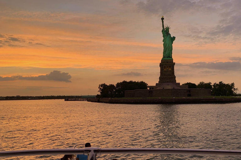 NYC Sunset, Music &amp; Statue of Liberty Sightseeing CruiseZonsondergang in NYC, muziek en rondvaart langs het Vrijheidsbeeld