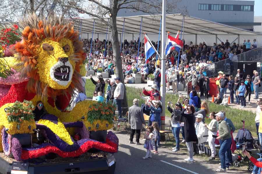 Amsterdam: Blumenparade mit Sitzplatz auf der Tribüne und Keukenhof-Tour. Foto: GetYourGuide Amsterdam: Blumenparade mit Sitzplatz auf der Tribüne und Keukenhof-Tour. Foto: GetYourGuide