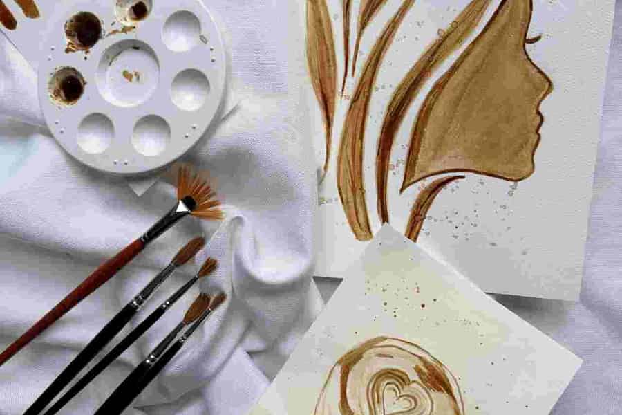 Leipzig: Workshop für Kaffeemalerei mit gerahmtem Kunstwerk. Foto: GetYourGuide