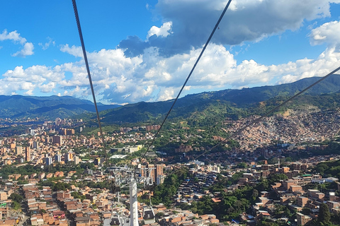 Medellín: Tour durch die Comuna 13, den Botero Park und den Metrocable mit einem lokalen Guide