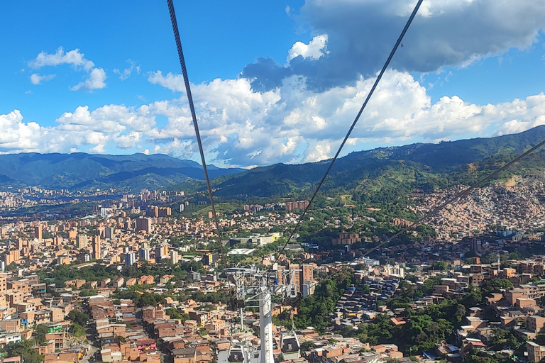 Medellín: Tour durch die Comuna 13, den Botero Park und den Metrocable mit einem lokalen Guide