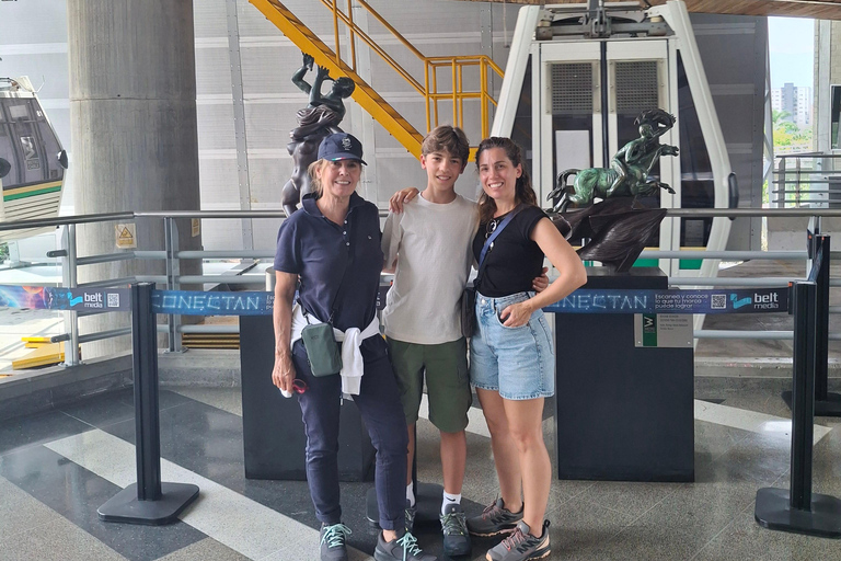 Medellín: tour privato delle Comunità 13 e 3 con funiviaMedellín: tour privato dei quartieri 13 e 3 con funivia