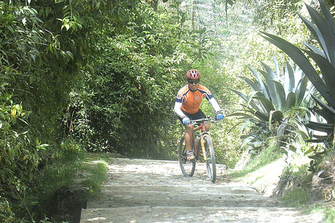 Bike ride through the Cordillera Blanca viewpoint Bike ride to the Cordillera Blanca viewpoint