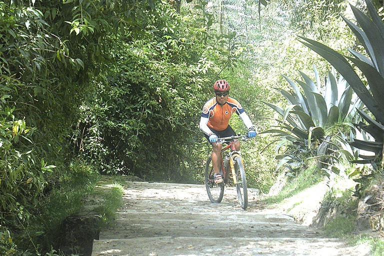 Bike ride through the Cordillera Blanca viewpoint Bike ride to the Cordillera Blanca viewpoint