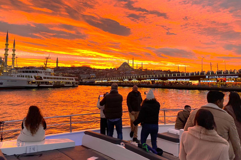 Istanbul : Croisière au coucher du soleil en yacht de luxe sur le Bosphore