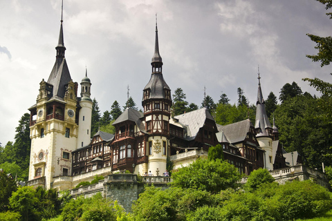 Recorrido de 1 día por Bucarest: Castillo de Peles y Drácula y ciudad de BraşovExcursión de un día a Bucarest: Castillo de Drácula, Castillo de Peleș y Brașov