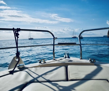 Malta: Private Boat Cruise with Caves, Beaches & Swim Stops
