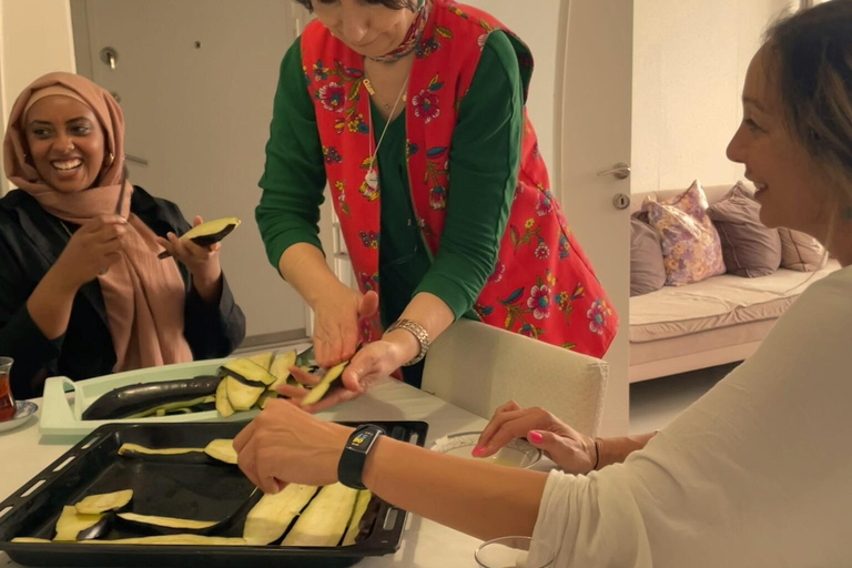 Izmir: Autentisk turkisk matlagningskurs med lokalbefolkningenIzmir: Autentisk turkisk matlagningslektion med lokalbefolkningen