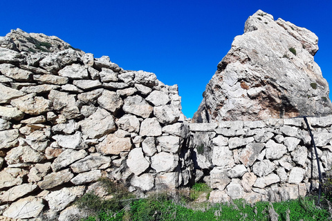 Gozo Unveiled: Guided Hiking Tour with Bouldering