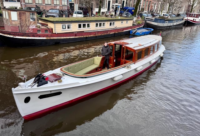 Amsterdam: Historic Boat Cruise with open bar and nibbles