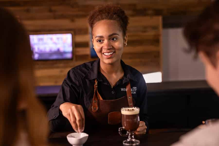 Dublin: Irish Coffee Masterclass im Irish Whiskey Museum. Foto: GetYourGuide