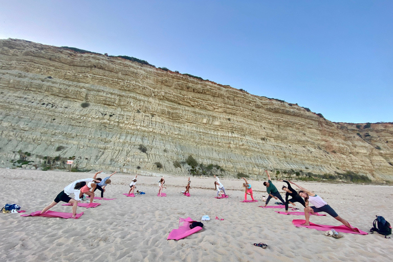 Yoga vid solnedgången på Lagos vackra strand av el Sol Lifestyle