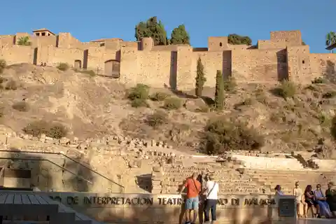Visite à pied privée : Cathédrale, Alcazaba et Théâtre romain