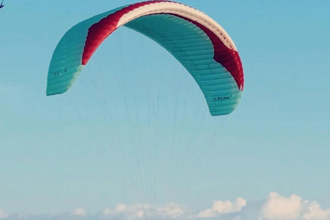 Experiência de parapente em tandem na praia de Pandawa