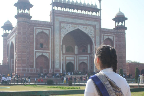 أغرا: جولة إرشادية لزيارة تاج محل والضريح مع خدمة تخطي الطابورجولة تاج محل الشاملة مع مرشد من أغرا