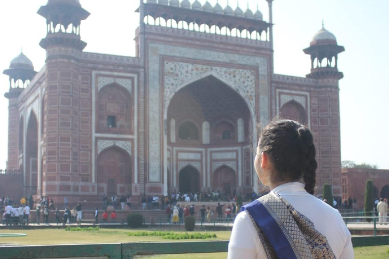 أغرا: جولة إرشادية لزيارة تاج محل والضريح مع خدمة تخطي الطابورجولة تاج محل الشاملة مع مرشد من أغرا