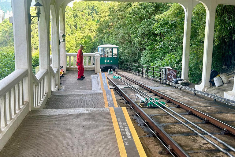 Hong Kong: 360 Panorama Sunset Hike to the Peak with Local Hong Kong: 360° Panorama Sunset Hike to the Peak with Local