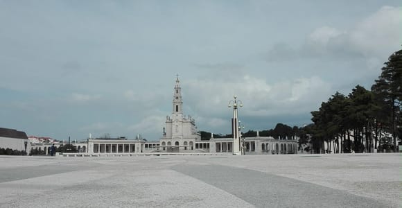 From Lisbon: Fatima, Batalha, Nazare, and Obidos Tour