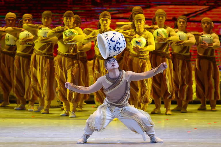 جولة تجمع بين الألعاب البهلوانية وعروض الأوبرا في بكين