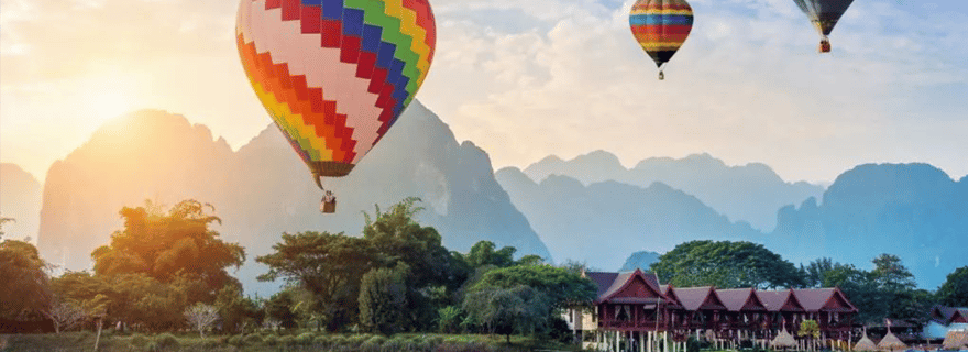 Vang Vieng : bateau à longue queue, montgolfière et prise en charge à l'hôtel
