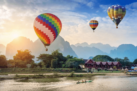 Vang Vieng: luchtballonnen en kartlandschap