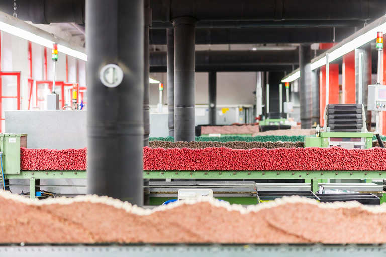 Visita pública guiada: Produção de "lápis de madeira".Visita pública guiada (alemão): Produção "Canetas de madeira"