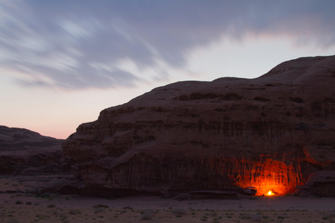 Från Wadi Rum: 1 natt under stjärnorna med jeeptur och måltiderThe Camping - Sova under stjärnorna med 3 timmars rundtur + kamel