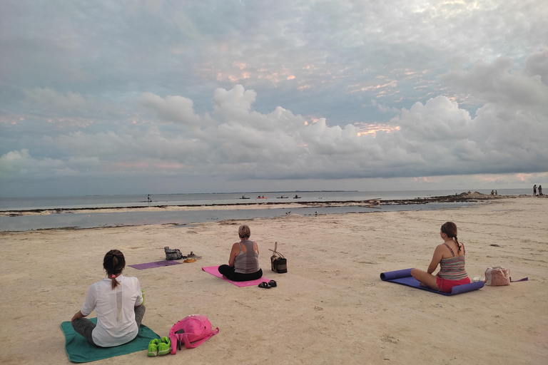 Cancún: Zajęcia jogi na plaży z medytacją z przewodnikiem