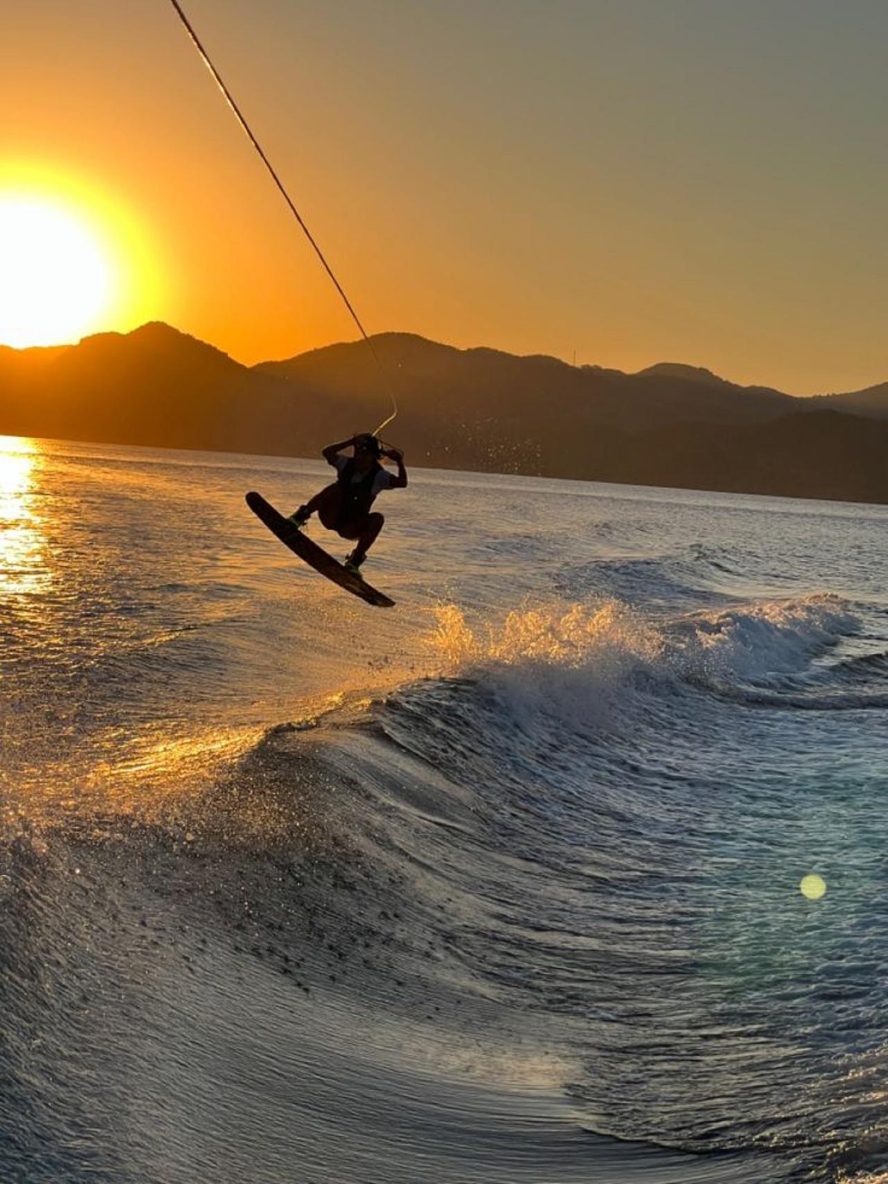 Wakeboard-Unterricht in Cervia: der Nervenkitzel des Snowboardens auf dem Wasser
