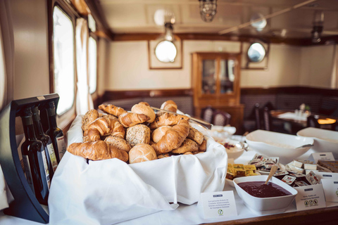 Brunch while sailing on the Elbe in Hamburg with the windjammer Mare Frisium