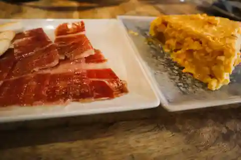 Madrid: Tour gastronomico guidato presso i ristoranti "gemme nascoste".