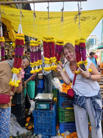 Mumbai Slum Tour with Dhobi Ghat Laundry & Flower Markets
