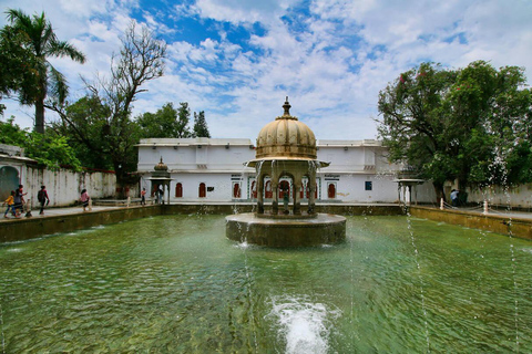 Udaipur: Sightseeing Tour by Tuk-Tuk or Car with a Driver Udaipur Tour By Car with a Guide